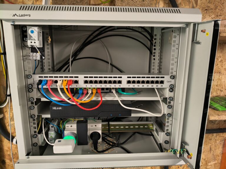 Monitoring Hilook – 5 kamer, szafa rack z chłodzeniem i sterowanie z aplikacji